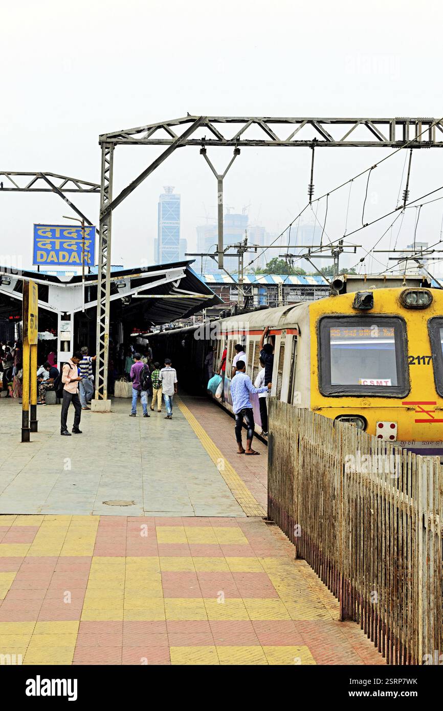 Dadar e stazione ferroviaria piattaforma, Mumbai, Maharashtra, India, Asia Foto Stock