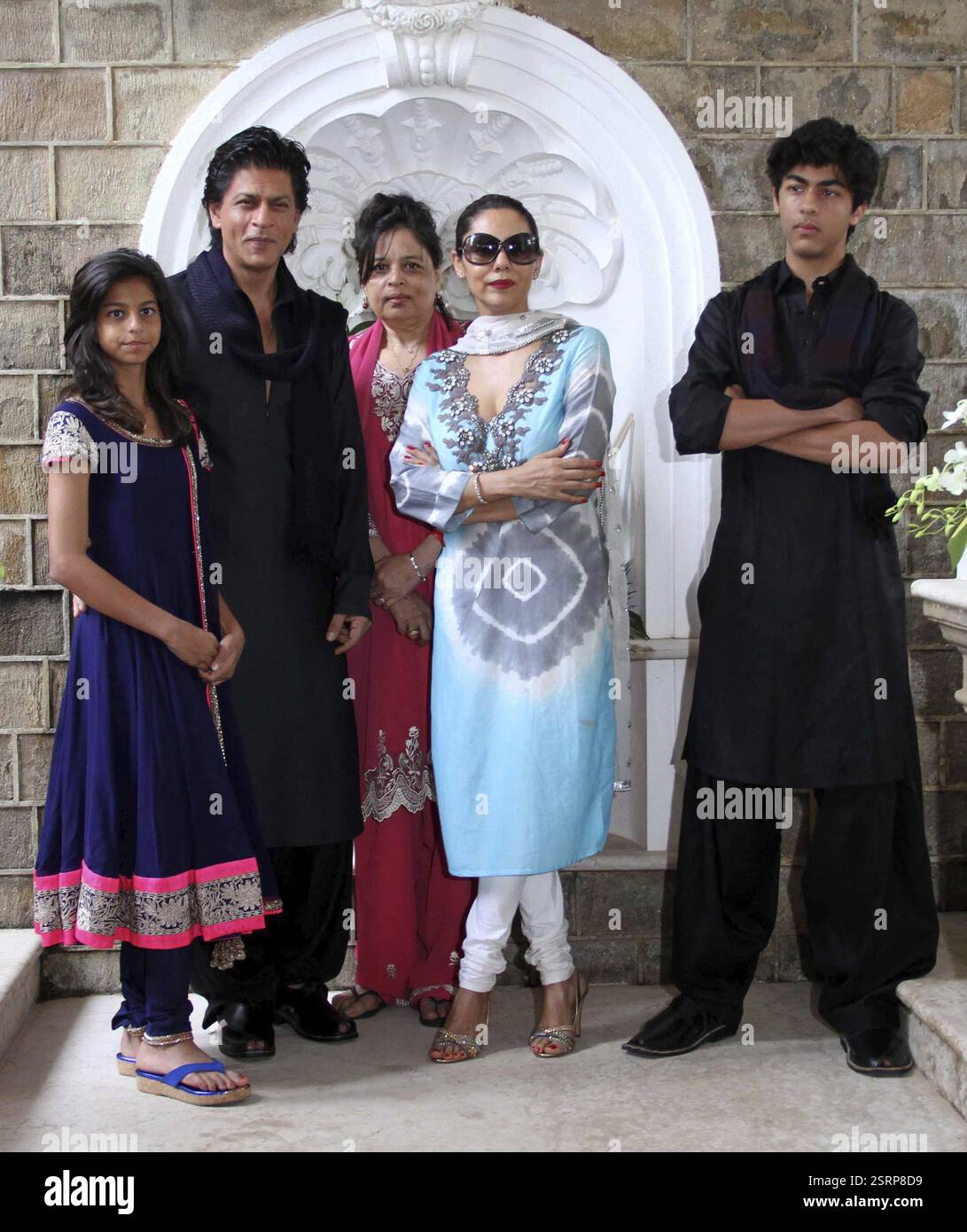 Attore di Bollywood Shah Rukh Khan Suhana Shehnaz Gauri Ariane in posa per una foto in occasione di Eid al-Fitr presso la sua residenza in Mumbai Foto Stock