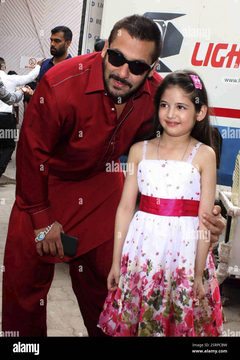 L'artista infantile di Bollywood Harshaali Malhotra fa visita a Salman Khan presso lo studio Mehboob di Mumbai, India, il 9 novembre 2015 Foto Stock