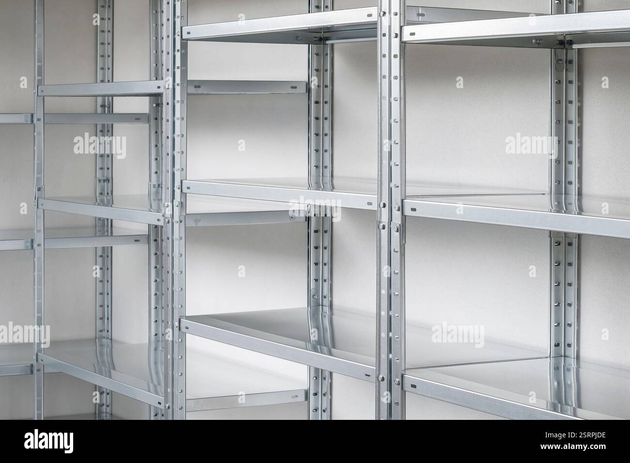 Scaffali metallici in garage per lo stoccaggio delle merci Foto Stock