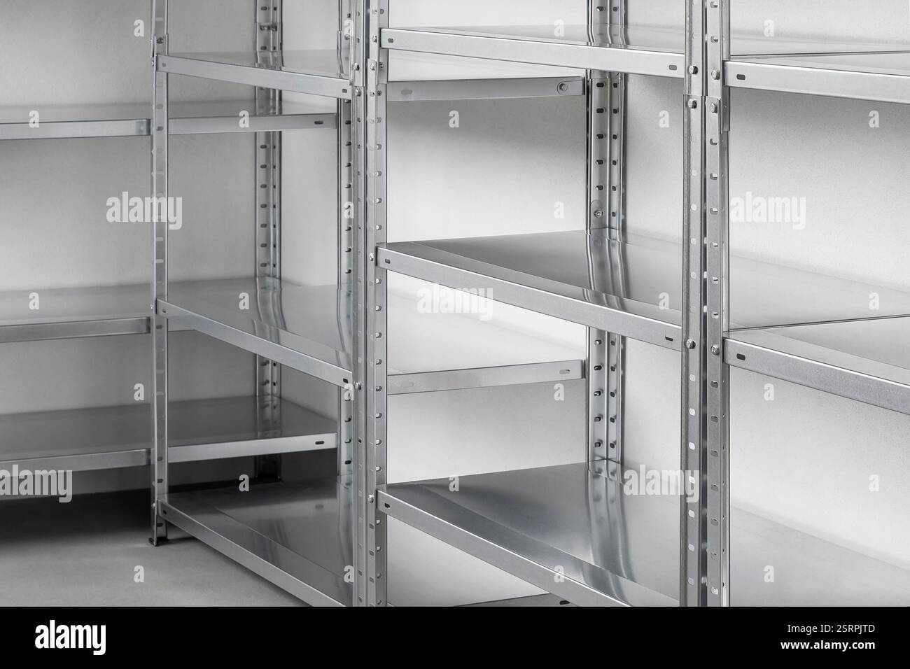 Moderno magazzino con scaffalature metalliche vuote Foto Stock