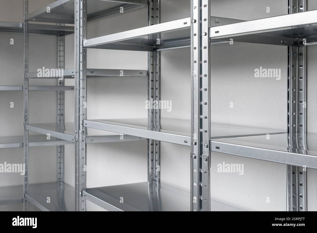 Rack magazzino vuoti. Sistema di archiviazione. Scaffalatura Foto Stock