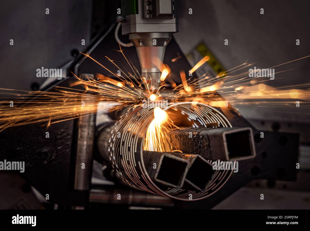 Taglio laser CNC e gas di metalli, moderna tecnologia industriale che rende dettagli industriali. L'ottica laser e il CNC vengono utilizzati per dirigere il materiale o Foto Stock