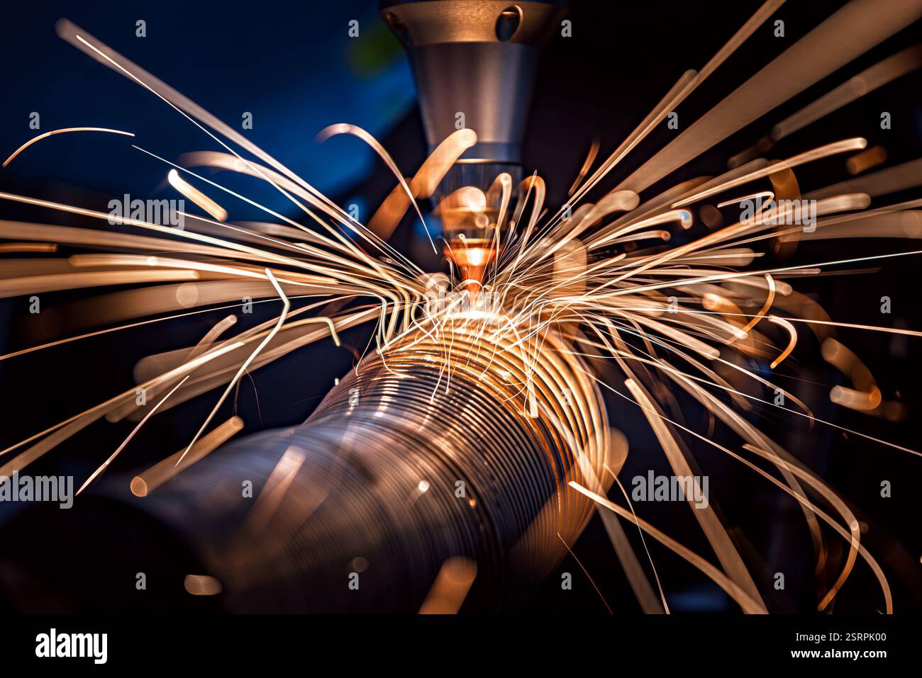 Taglio laser CNC e gas di metalli, moderna tecnologia industriale che rende dettagli industriali. L'ottica laser e il CNC vengono utilizzati per dirigere il materiale o Foto Stock