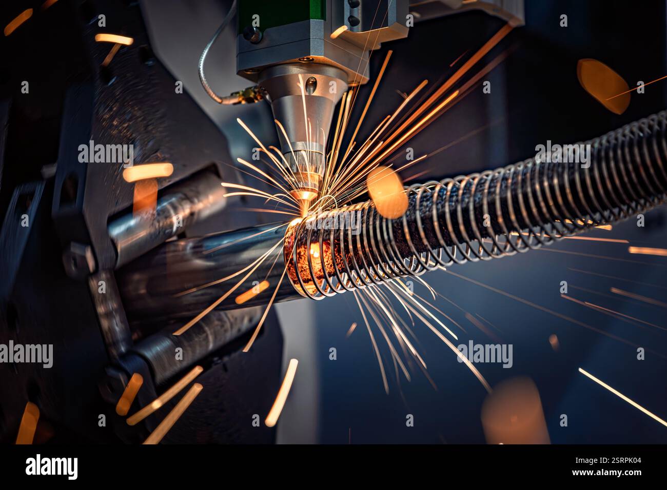 Taglio laser CNC e gas di metalli, moderna tecnologia industriale che rende dettagli industriali. L'ottica laser e il CNC vengono utilizzati per dirigere il materiale o Foto Stock