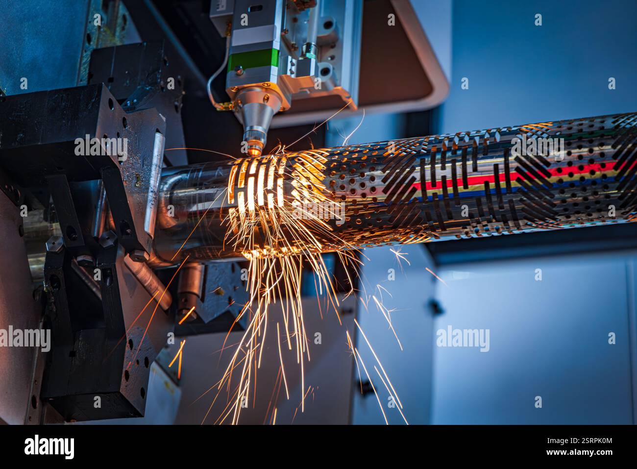 Taglio laser CNC e gas di metalli, moderna tecnologia industriale che rende dettagli industriali. L'ottica laser e il CNC vengono utilizzati per dirigere il materiale o Foto Stock