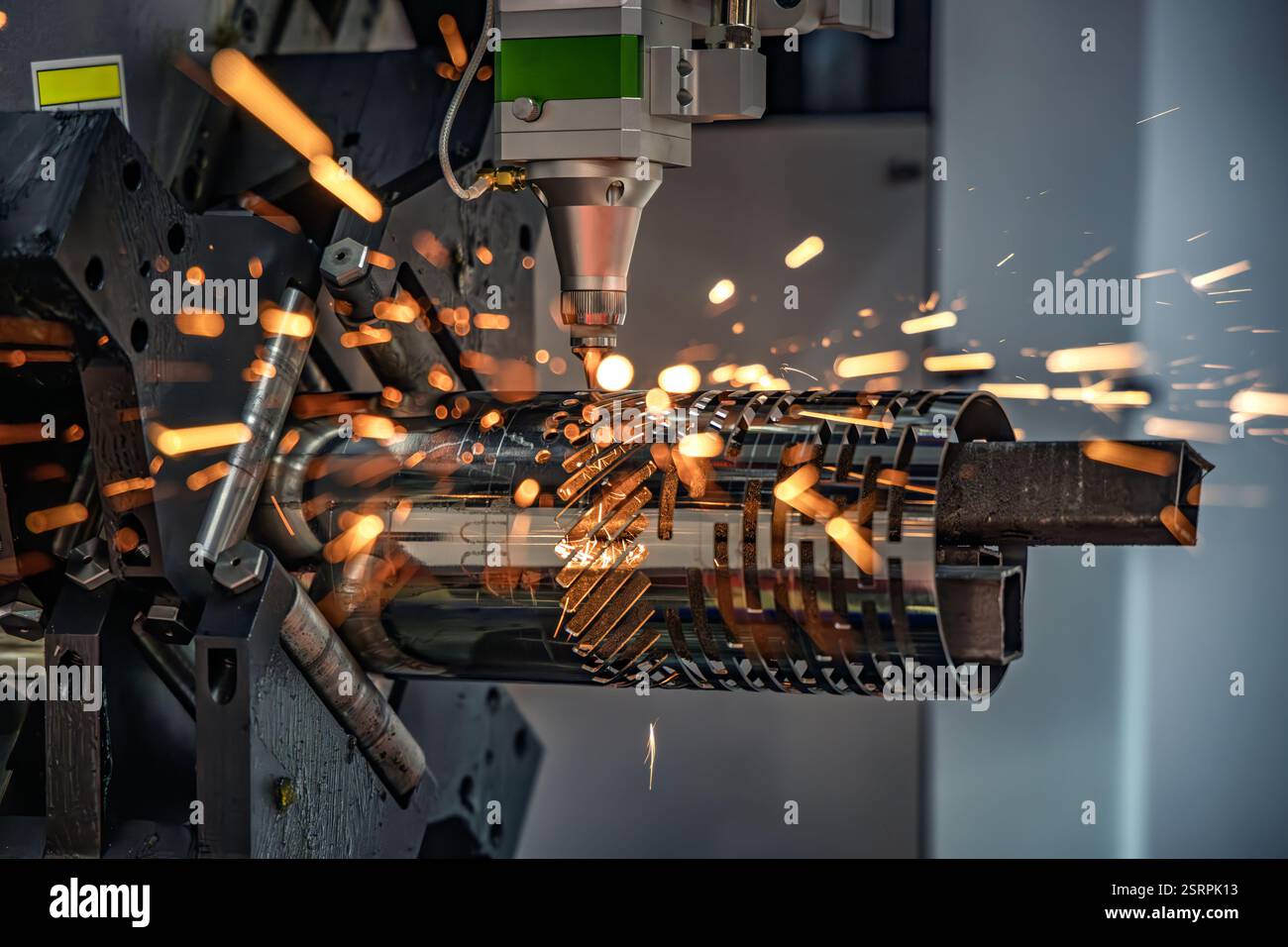 Taglio laser CNC e gas di metalli, moderna tecnologia industriale che rende dettagli industriali. L'ottica laser e il CNC vengono utilizzati per dirigere il materiale o Foto Stock