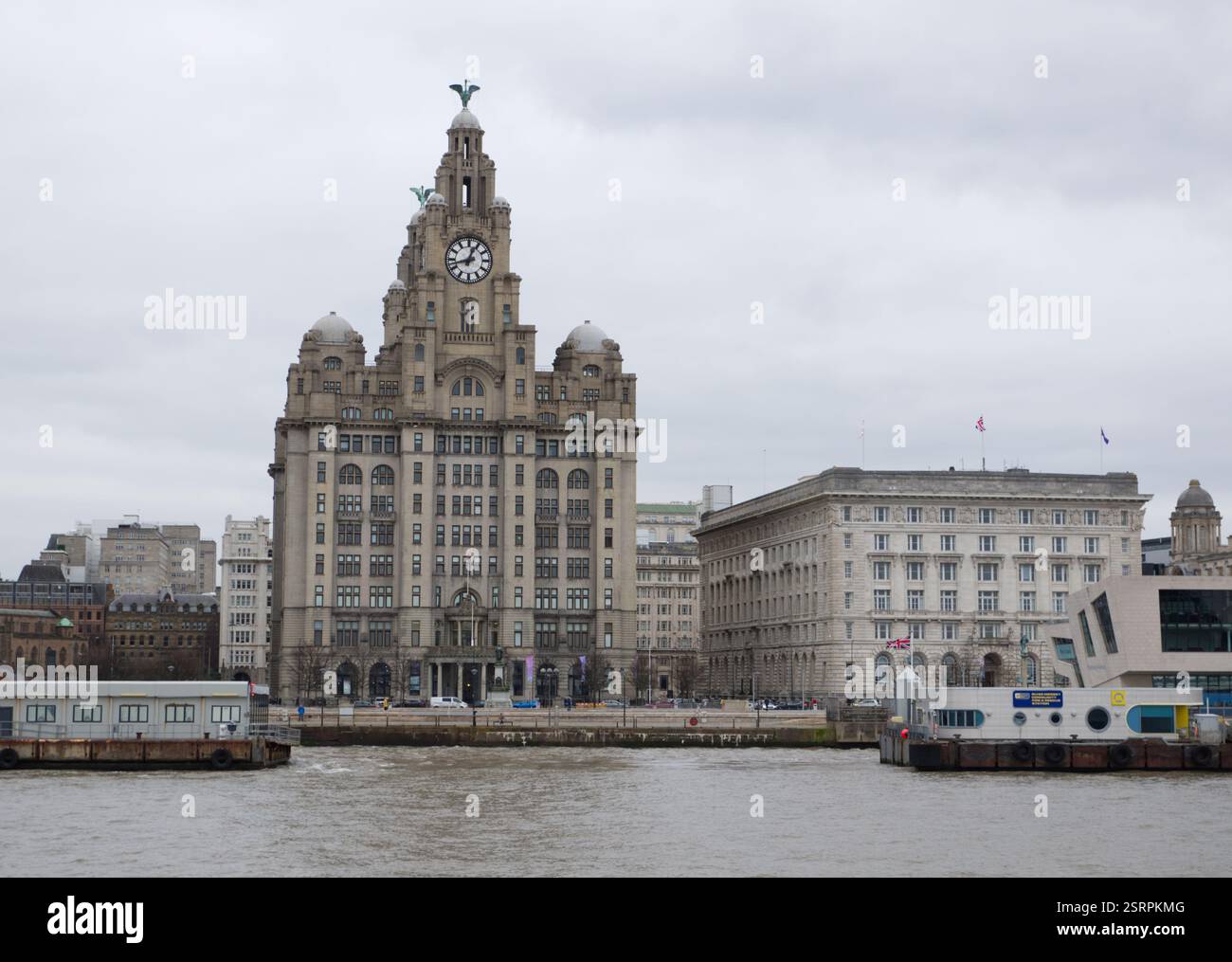 Il Royal Liver Building e il Cunard Building sul lungomare di Pier Head, Liverpool, visti dal fiume Mersey. Foto Stock