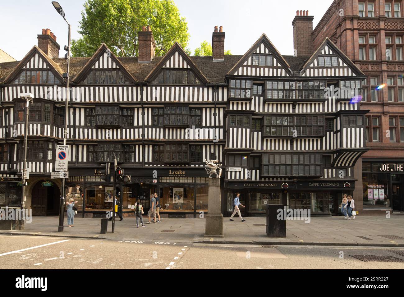 Pedoni a High Holborn, Londra, vicino agli storici edifici in legno bianco e nero incorniciati. I calzolai Loake e il caffè Vergnano sono visibili. Foto Stock