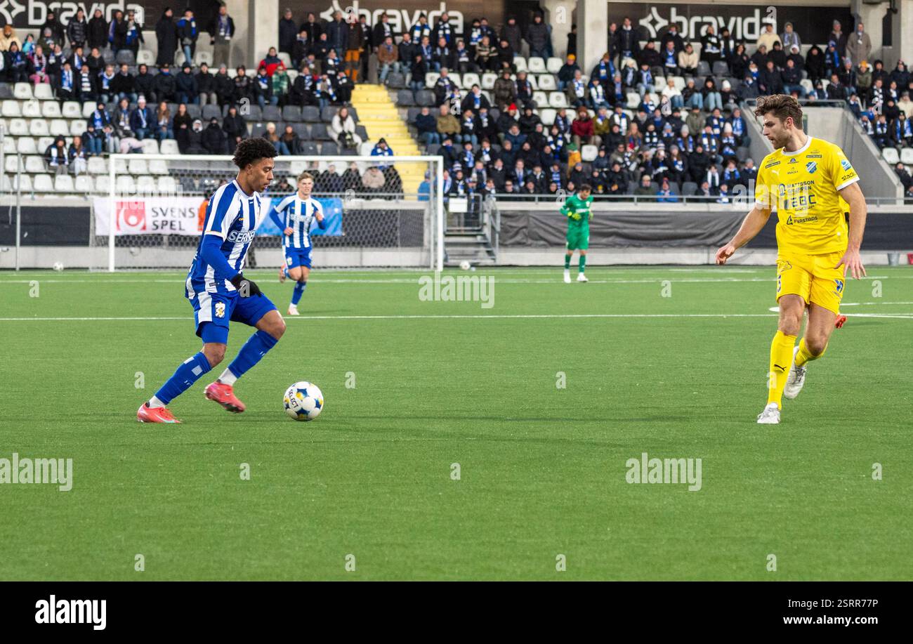 Gothenburg, Svezia. 16 febbraio 2025. Nuovo giocatore, Sebastian Clemmensen, con il pallone per l'IFK Gothenburg in 2 partite di mezza partita in Coppa di calcio svedese tra l'IFK Gothenburg e l'IK Oddevold alla Bravida Arena. Crediti: Per Ljung/Alamy Live News Foto Stock