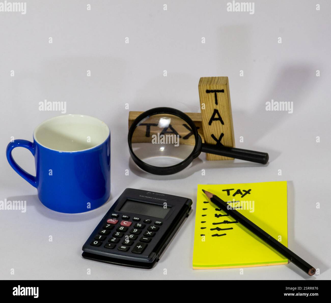 L'immagine è interessante e rilevante in quanto rappresenta visivamente gli strumenti e i materiali spesso utilizzati durante il processo di preparazione e calcolo delle imposte Foto Stock