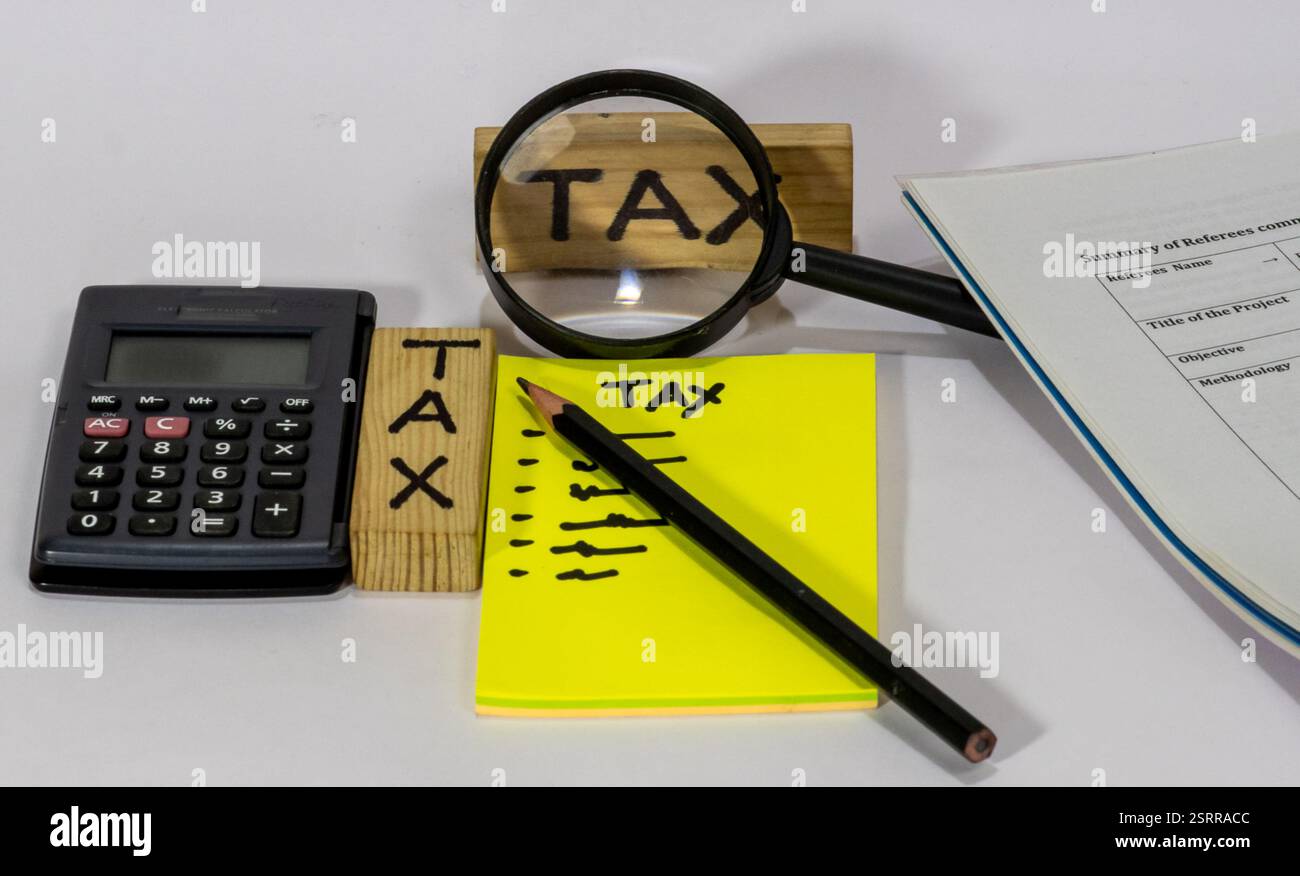Questa immagine rappresenta visivamente gli elementi chiave coinvolti nella preparazione fiscale, nell'analisi finanziaria e nella contabilità. Foto Stock