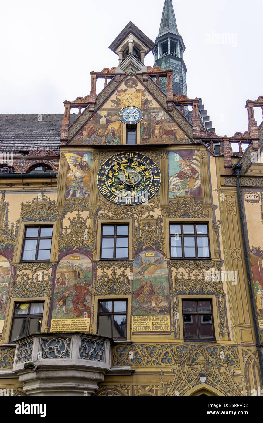 Facciata dipinta e orologio astronomico del Municipio di Ulma del XV secolo, Ulma, Svevia Alb, Baden-Wuerttemberg, Germania, Europa Foto Stock