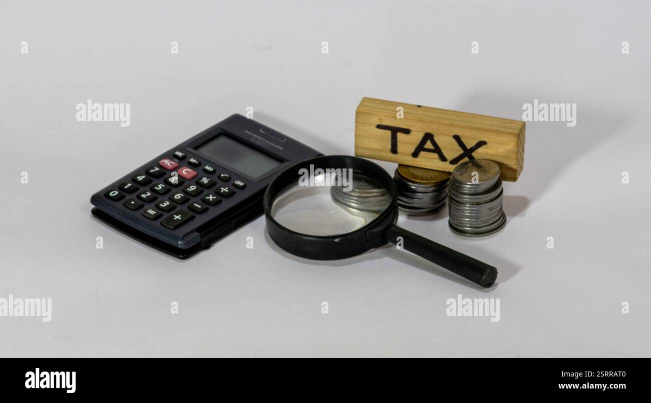 Questa immagine rappresenta visivamente gli strumenti e gli elementi comunemente associati alla preparazione fiscale e al controllo finanziario. Foto Stock