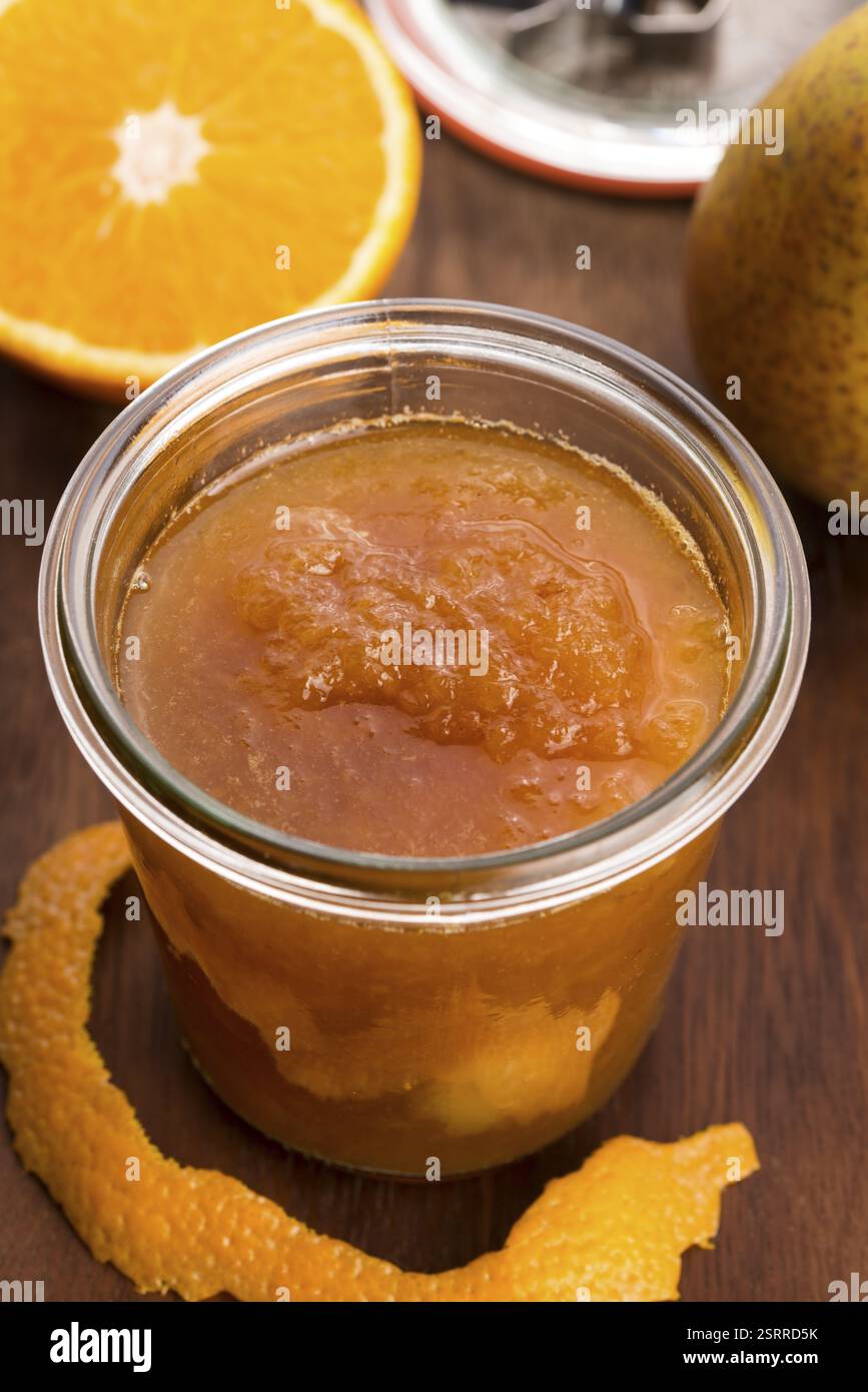 Bicchiere di marmellata di pere con arancia, lodz, polonia Foto Stock
