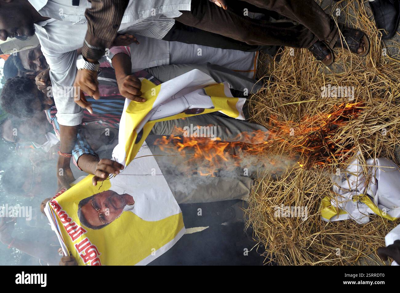 BJP lavoratori masterizzare poster del Karanataka Chief Minister Siddaramiah protestare contro il fiume Kaveri problema acqua Chennai Foto Stock