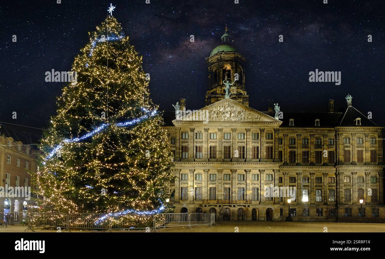 Natale in piazza Dam ad Amsterdam di notte nei Paesi Bassi Foto Stock