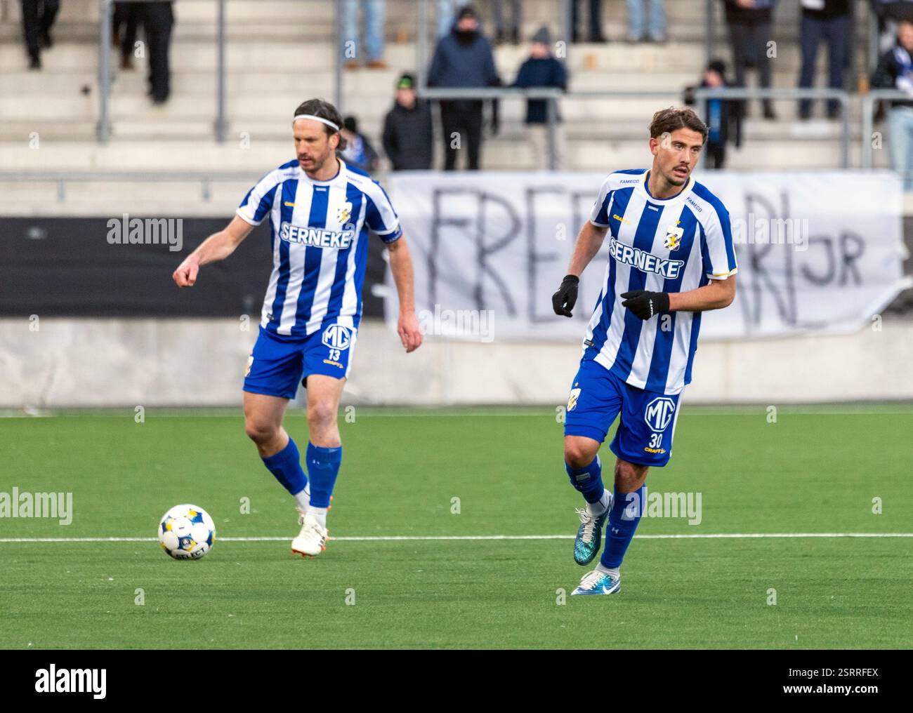 Gothenburg, Svezia. 16 febbraio 2025. Gustav Svensson e Ramon Pascal Lundqvist durante la partita tra IFK Gothenburg e IK Oddevold alla Bravida Arena. Crediti: Per Ljung/Alamy Live News Foto Stock