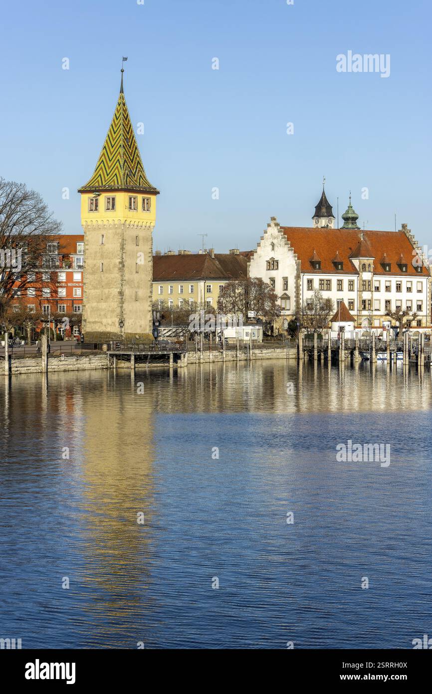 Torre Mang con tetti colorati sulla riva del porto, nella città vecchia, Lindau sul lago di Costanza, Baviera, Germania, Europa Foto Stock