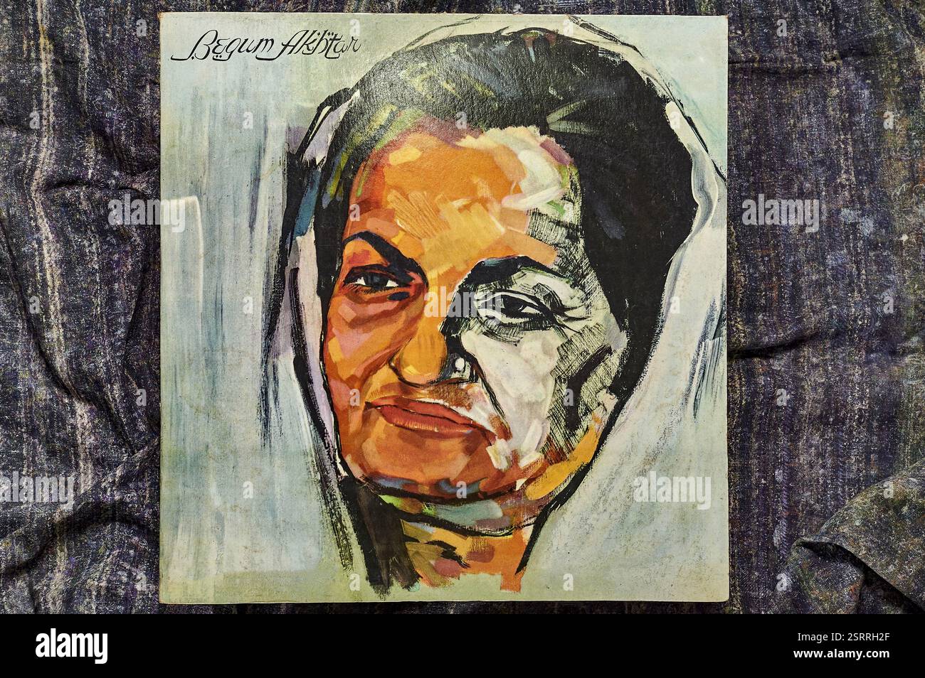 Lungo la riproduzione di registrazioni di iniziata akhtar, India, Asia Foto Stock