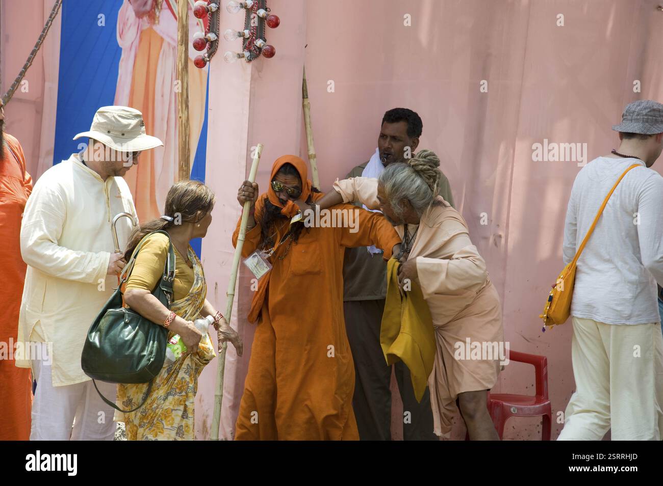 Sadhus combattimenti, Ujjain, Madhya Pradesh, India, Asia Foto Stock