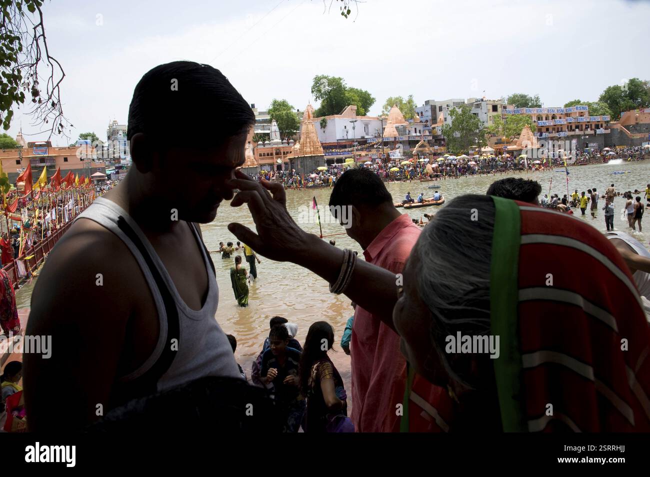 Pellegrini tenendo santo tuffo nel fiume kshipra, Ujjain, Madhya Pradesh, India, Asia Foto Stock