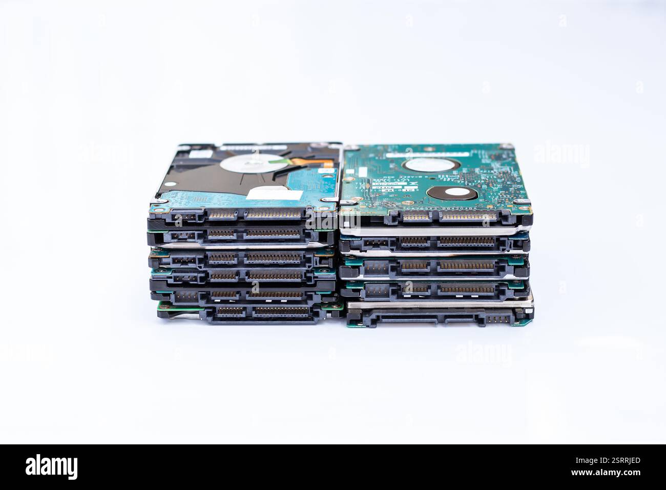 Pile di unità disco rigido su sfondo bianco. Concetti di archiviazione dei dati, tecnologia e riciclaggio. Foto Stock