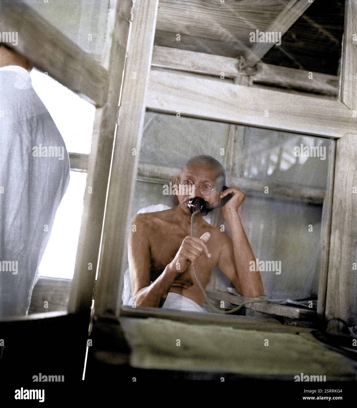 Mahatma Gandhi telefonando dalla capanna, Wardha, Maharashtra, India, Asia, 1938, Asia Foto Stock