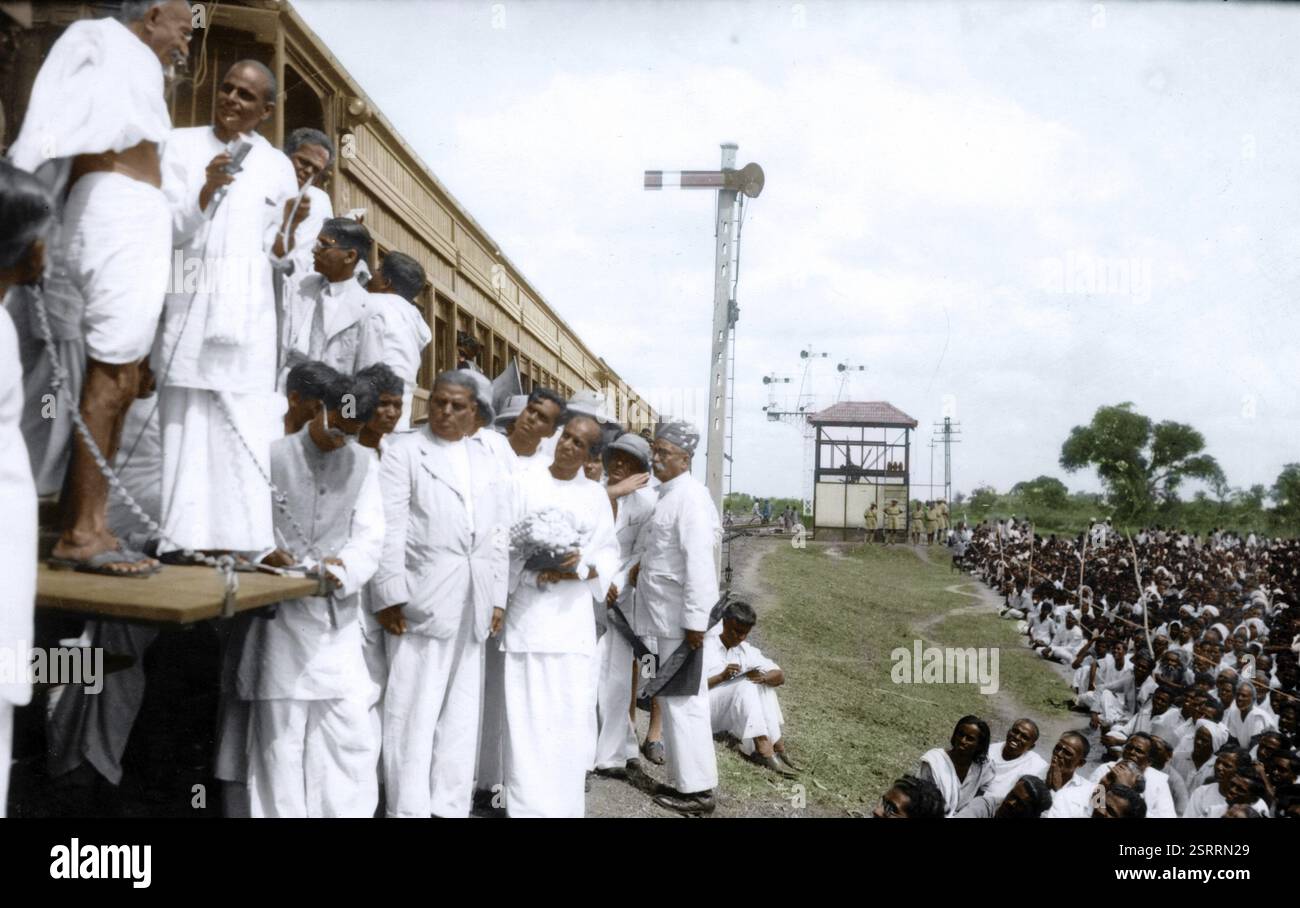 Mahatma Gandhi parla dal pullman ferroviario, India, Asia, febbraio 1946, Asia Foto Stock