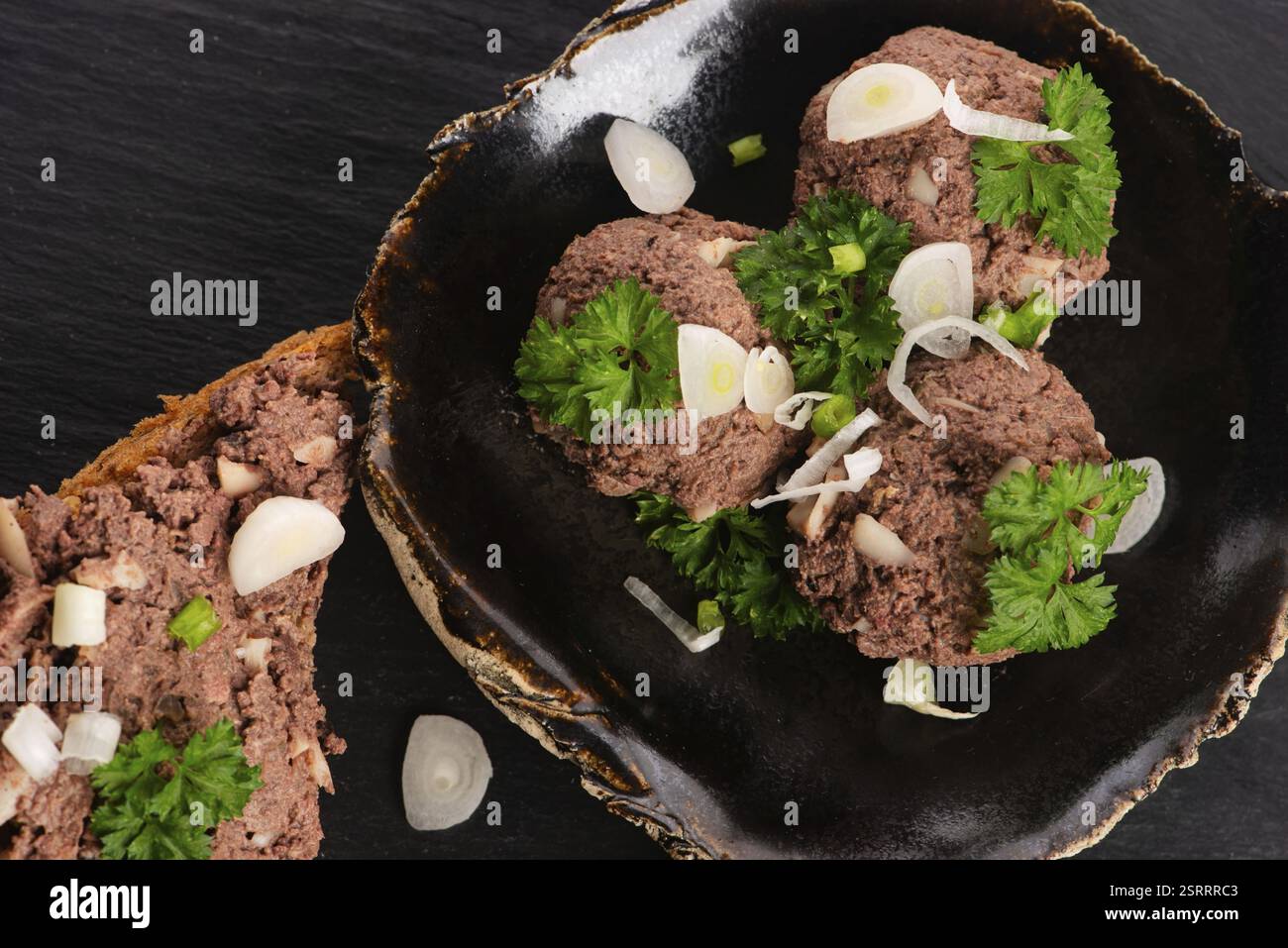 Panini con patè di fegato di pollo fatto in casa per colazione Foto Stock