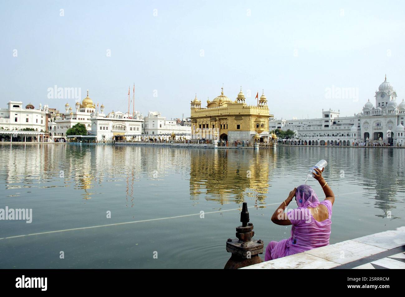 Una donna che fa il bagno nella Santa sarovar, Amritsar, Punjab, India, Asia Foto Stock