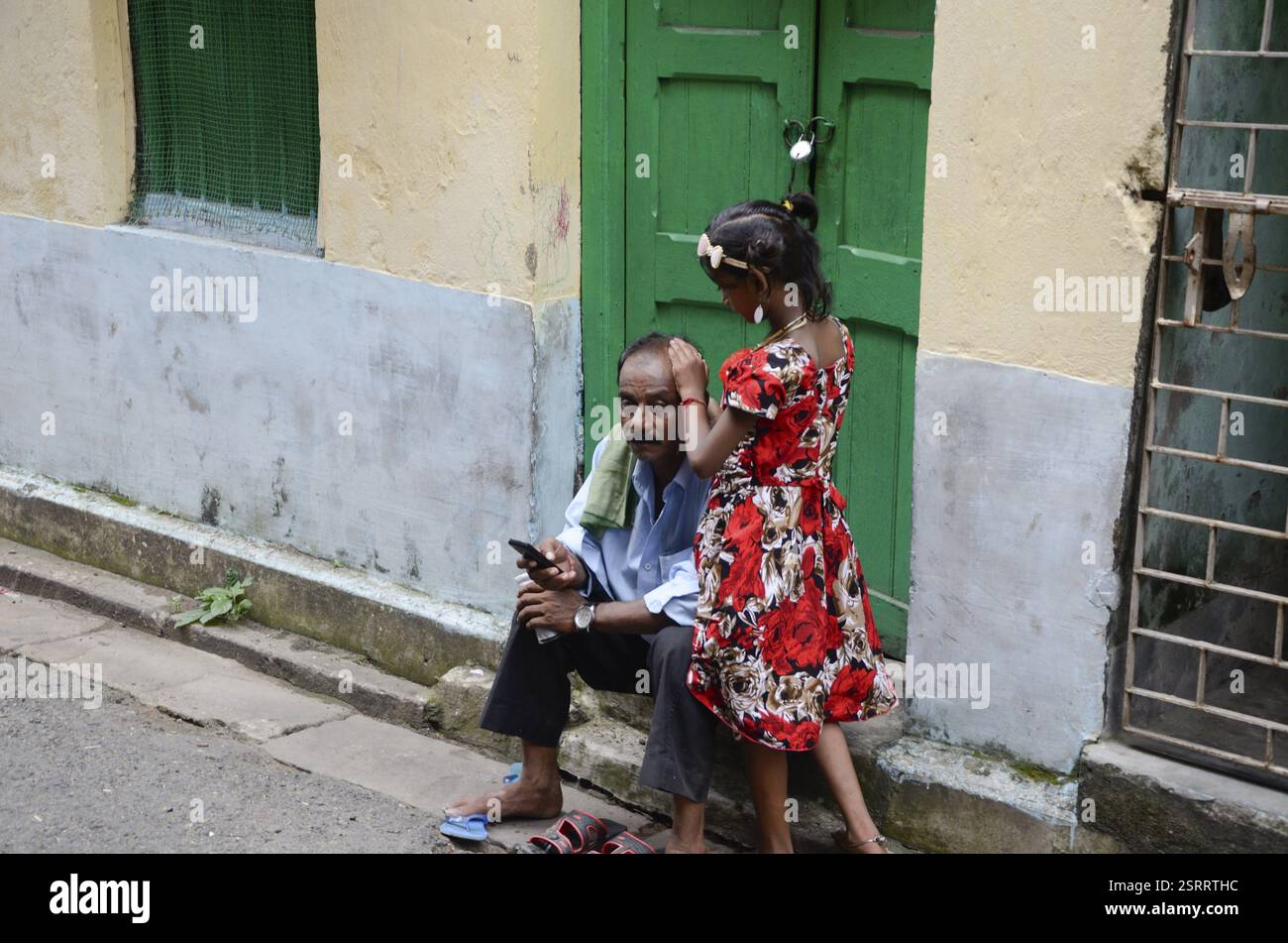 Ragazza padre di pettinatura dei capelli, Calcutta, West Bengal, India, Asia Foto Stock