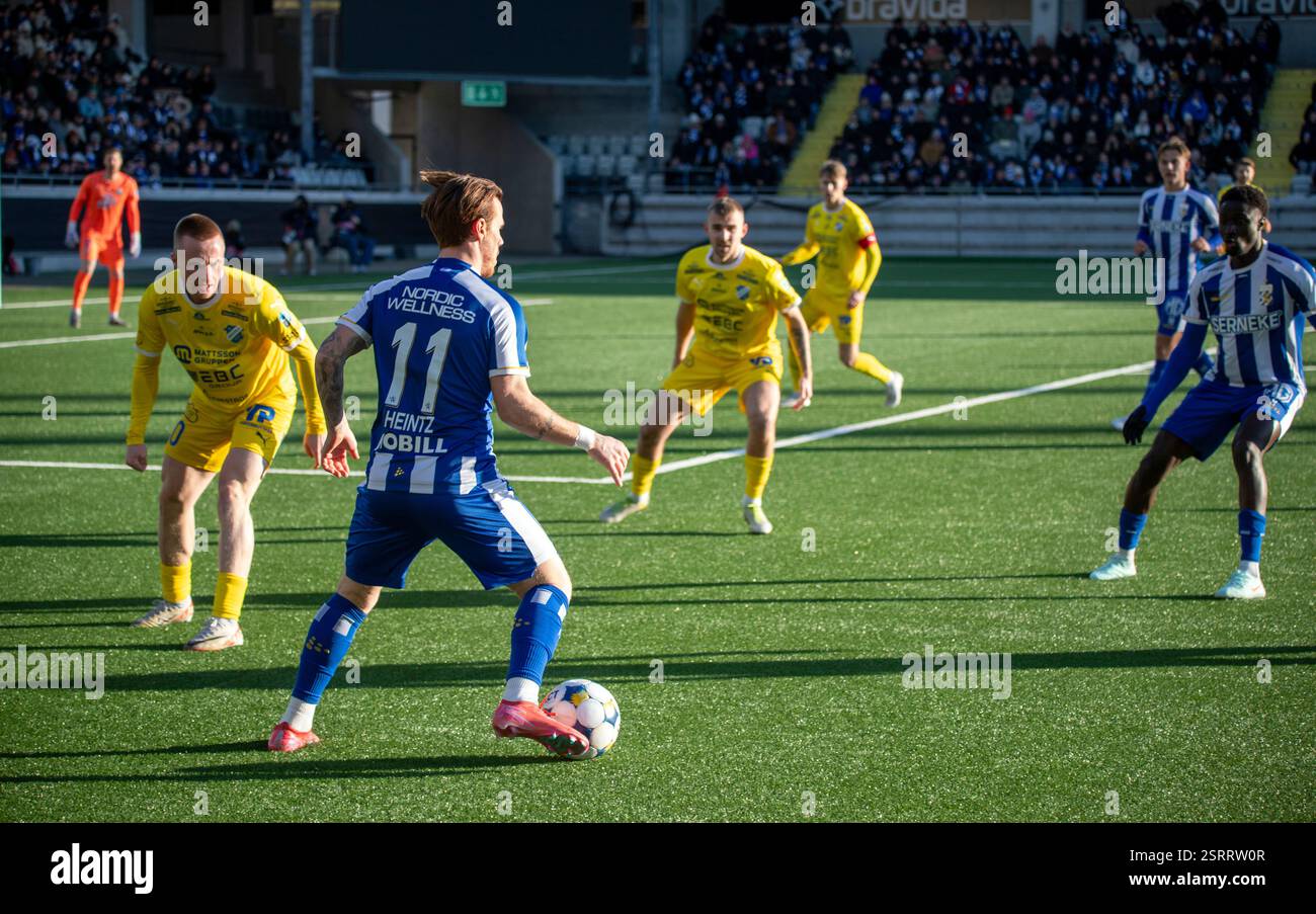 Gothenburg, Svezia. 16 febbraio 2025. Nuovo giocatore Tobias Heintz con il pallone per l'IFK Gothenburg durante il primo tempo della partita tra l'IFK Gothenburg e l'IK Oddevold alla Bravida Arena. Crediti: Per Ljung/Alamy Live News Foto Stock