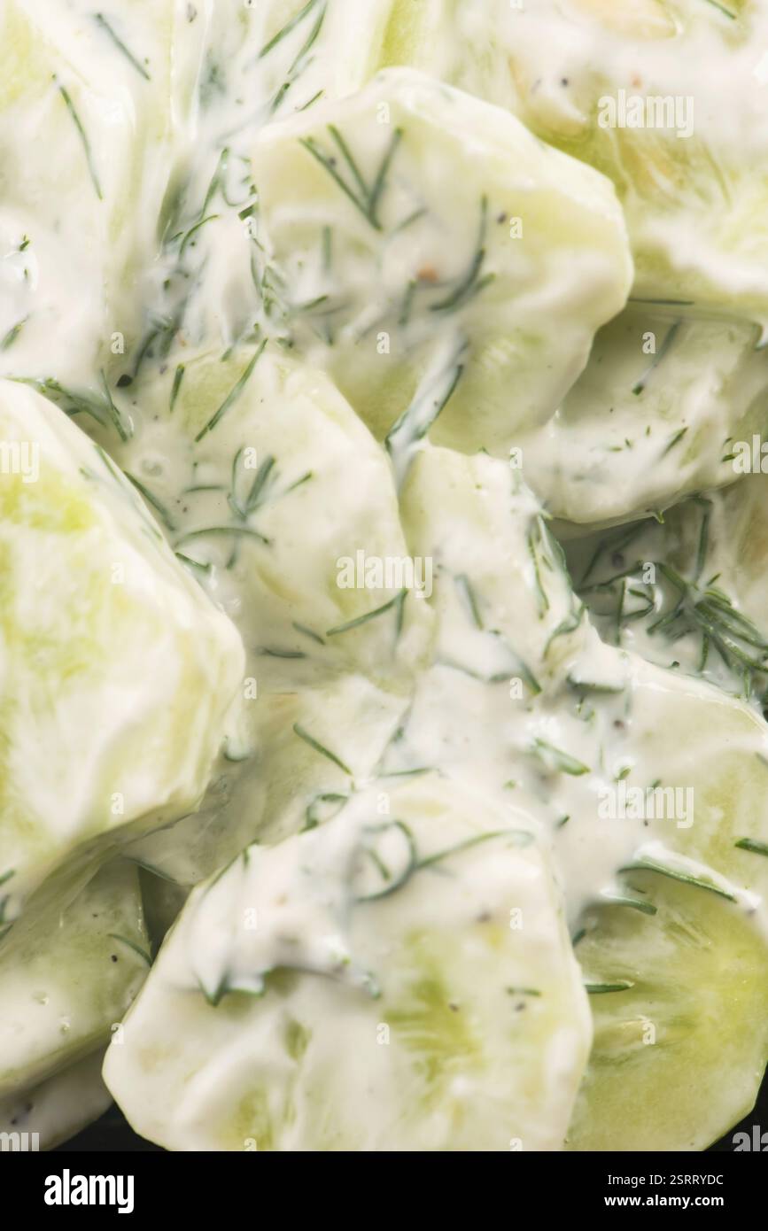 Insalata di cetrioli con panna acida e aneto Foto Stock
