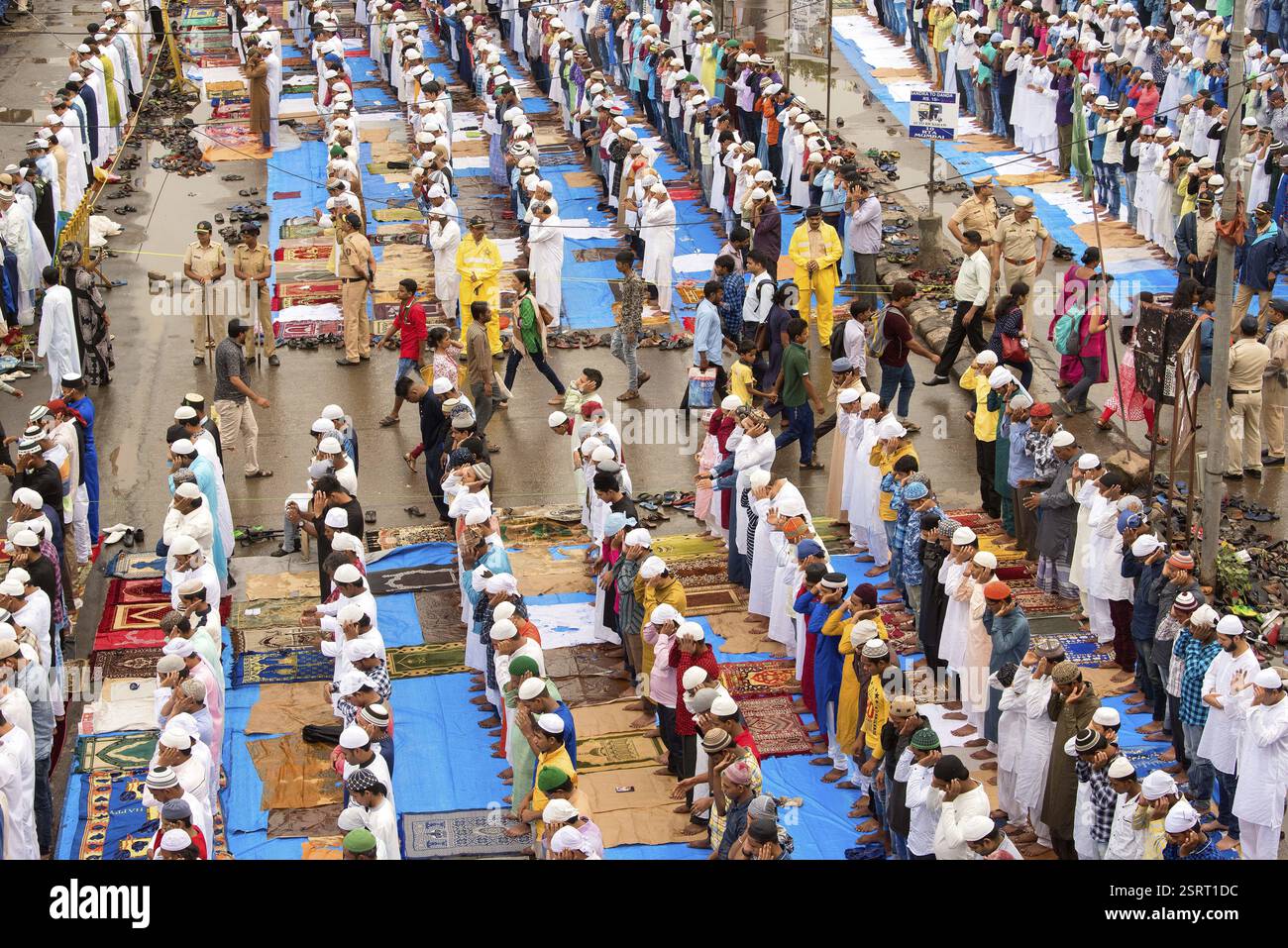 I musulmani pregano, l'Eid Al Fitr festival, stazione di Bandra, Mumbai, Maharashtra, India, Asia Foto Stock