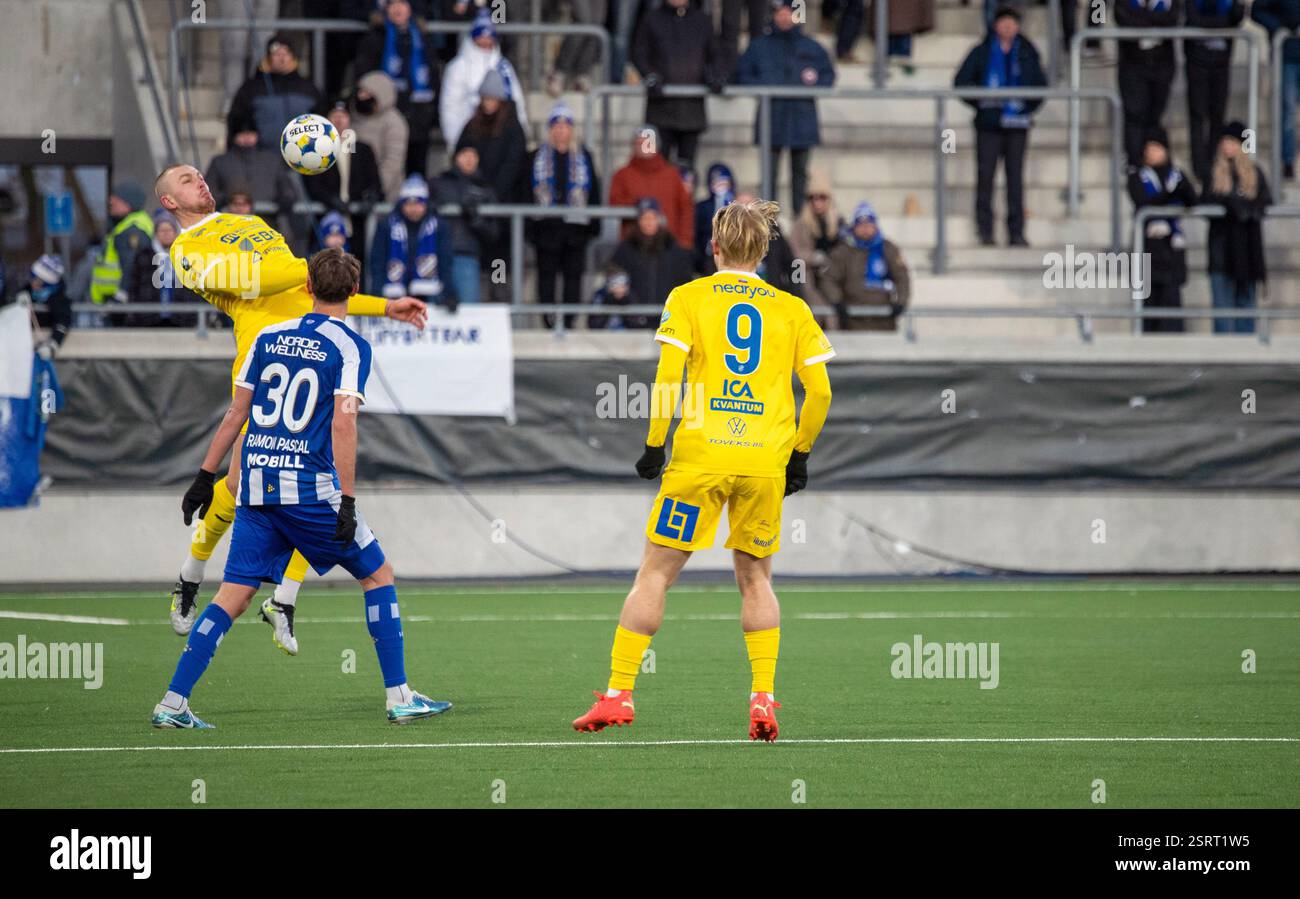 Gothenburg, Svezia. 16 febbraio 2025. Durante un momento intenso nella partita tra IFK Gothenburg e IK Oddevold, un giocatore fa un tentativo cruciale di intercettare la palla mentre un altro giocatore della squadra avversaria si trova nelle vicinanze. Gli spettatori sono visibili sullo sfondo, aggiungendo l'atmosfera di questo evento agonistico alla Bravida Arena. Foto Stock