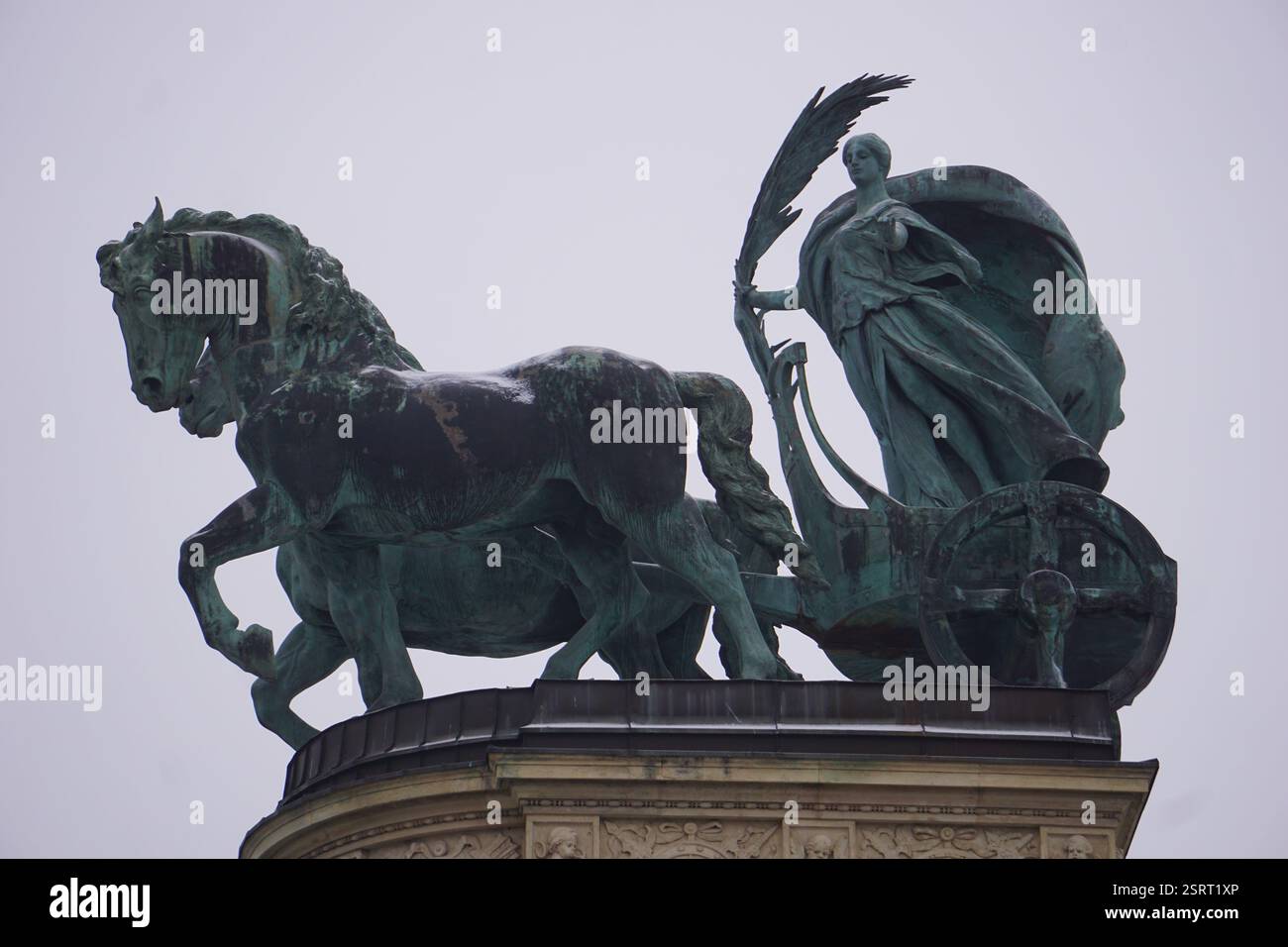 Primo piano della statua femminile della pace, una donna su un carro, scultura in Piazza degli Eroi a Budapest, Ungheria Foto Stock