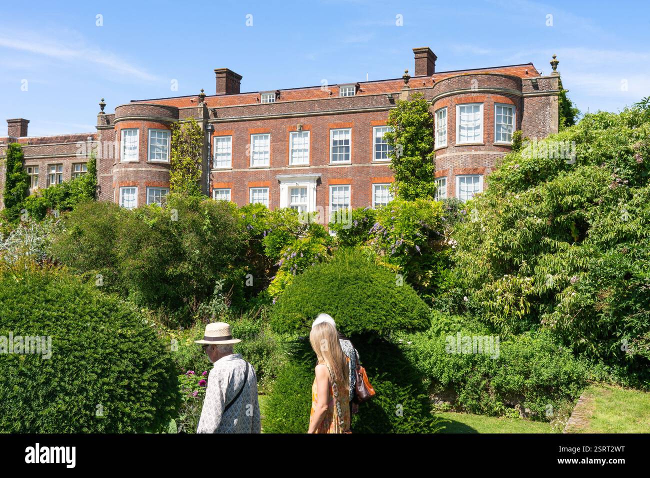 Visitatori e turisti in alta estate nel 'giardino sommerso' sul retro della casa di campagna e tenuta in stile Neo Georgiano Hinton Ampner Foto Stock
