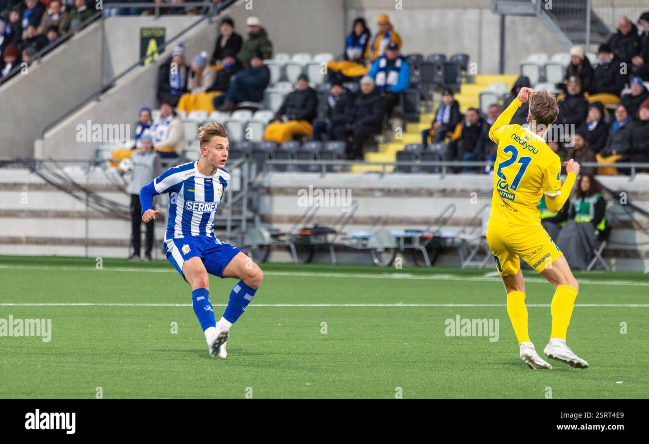 Gothenburg, Svezia. 16 febbraio 2025. Linus Carlstrand per IFK Gothenburg e Alexander Almqvist per Oddevold in una situazione durante il secondo tempo della partita tra IFK Gothenburg e IK Oddevold alla Bravida Arena. Crediti: Per Ljung/Alamy Live News Foto Stock