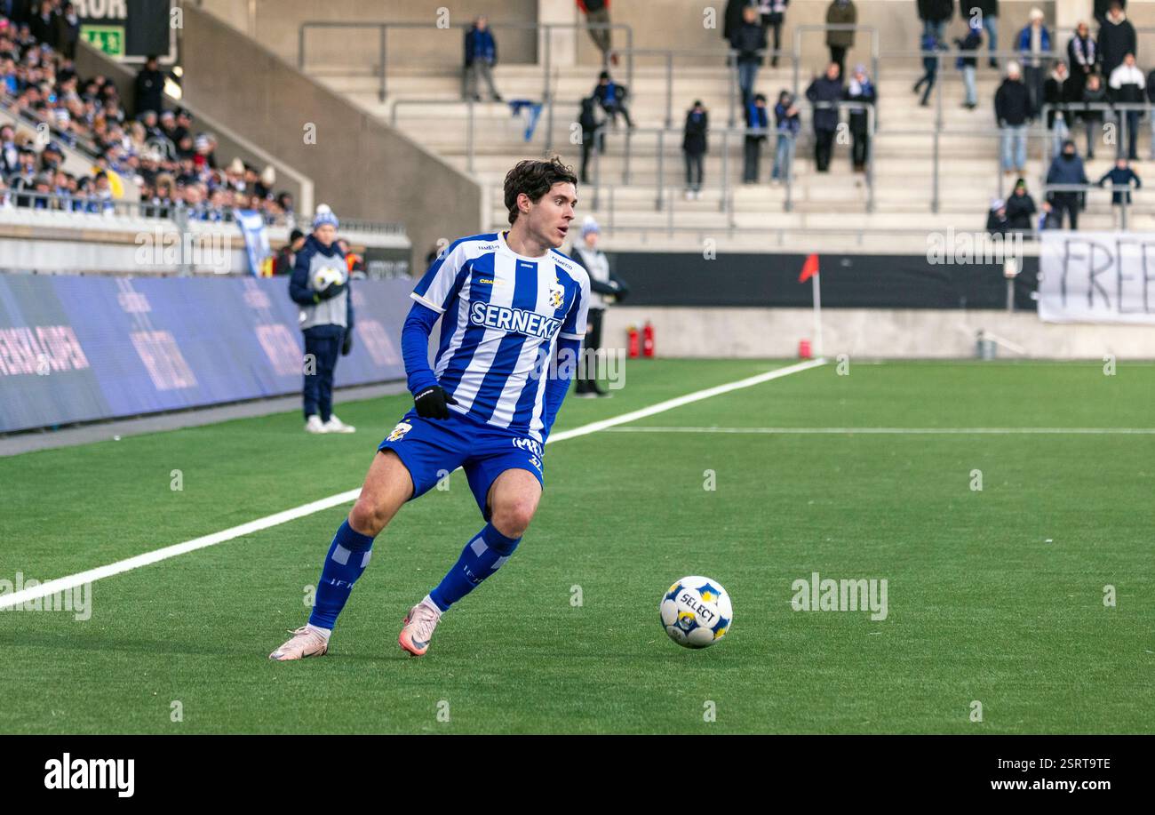 Gothenburg, Svezia. 16 febbraio 2025. Il giocatore, Eman Markovic, con il pallone per l'IFK Gothenburg, nella partita tra l'IFK Gothenburg e l'IK Oddevold alla Bravida Arena. Crediti: Per Ljung/Alamy Live News Foto Stock