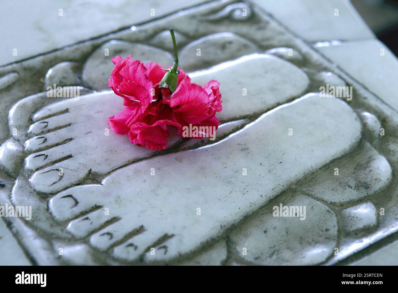 Santo in marmo bianco foot print Foto Stock