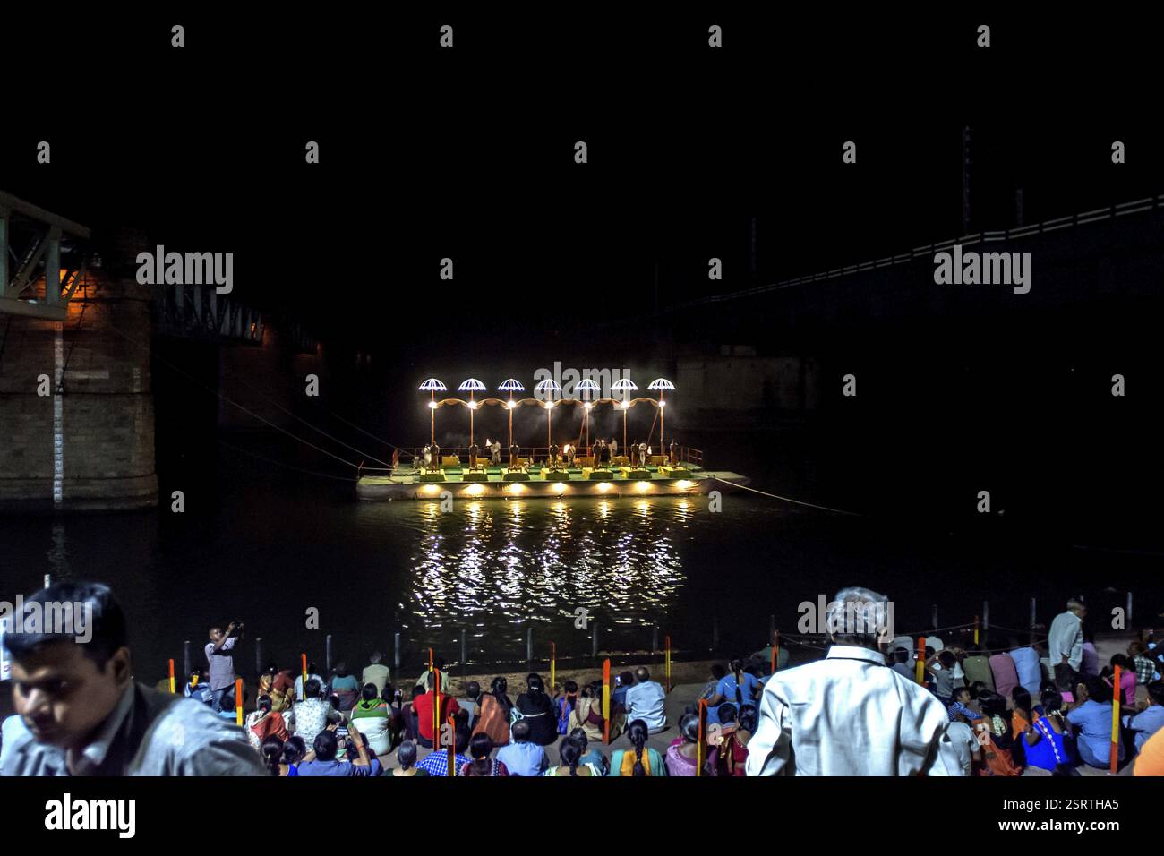 Fiume Godavari Aarti, Pushkar Ghat, Rajahmundry, Andhra Pradesh, India, Asia Foto Stock