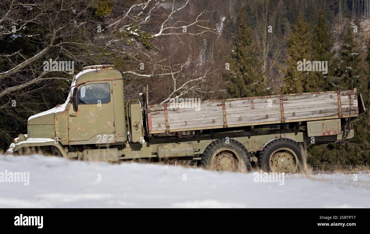 L'esercito di oldtimer abbandonato ha distrutto il veicolo Tatra dalla repubblica Ceca. Foto Stock