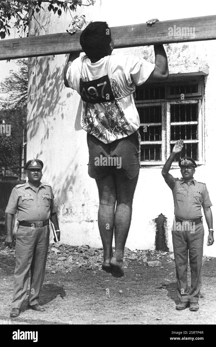Agente di polizia che effettua test di esercizio, Mumbai, Maharashtra, India, Asia, anni '1900, Asia Foto Stock
