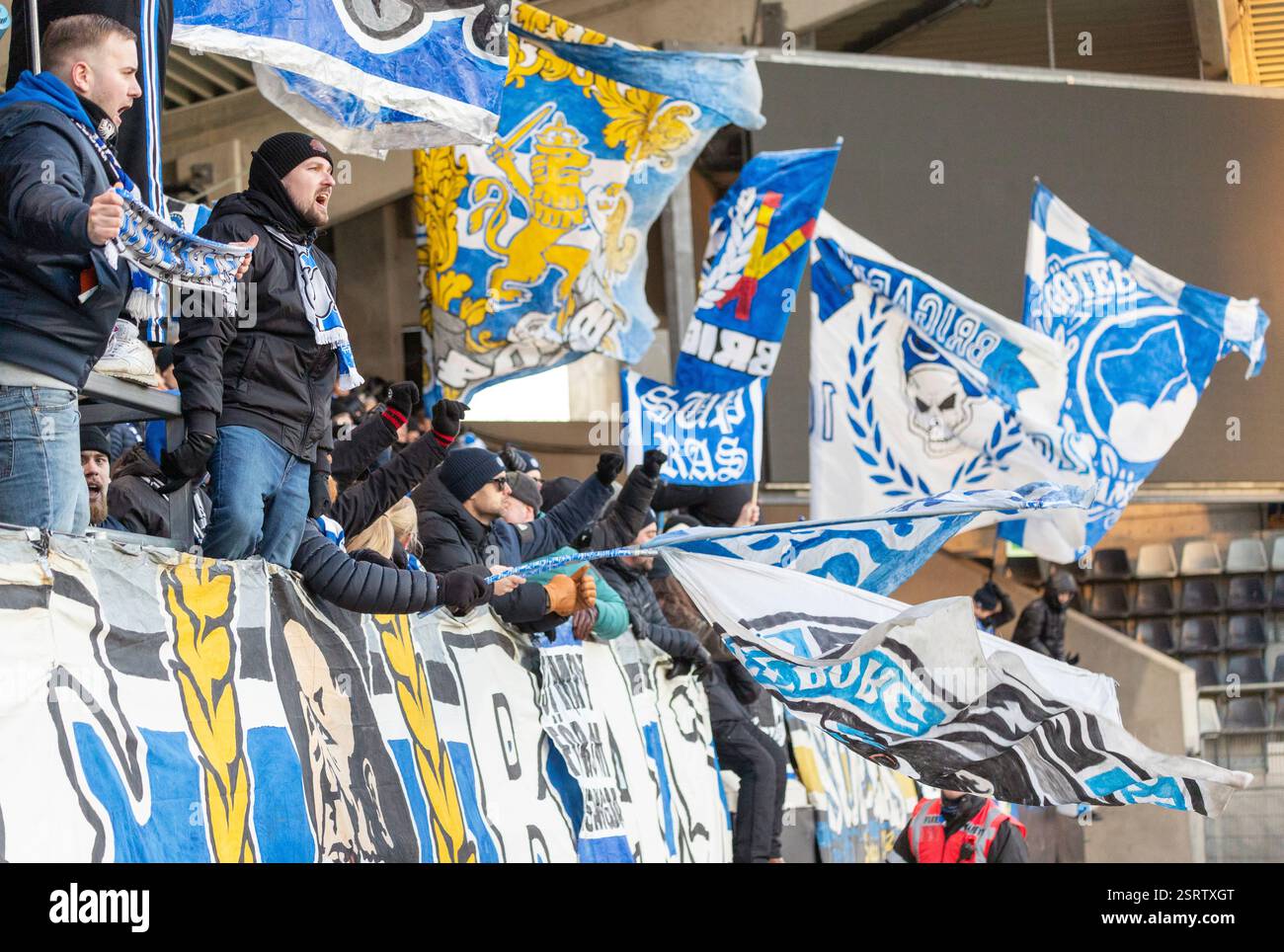 Gothenburg, Svezia. 16 febbraio 2025. Tifosi dell'IFK Gothenburg festeggiano il gol per il 1-0 secondo tempo della partita tra l'IFK Gothenburg e l'IK Oddevold alla Bravida Arena. Crediti: Per Ljung/Alamy Live News Foto Stock