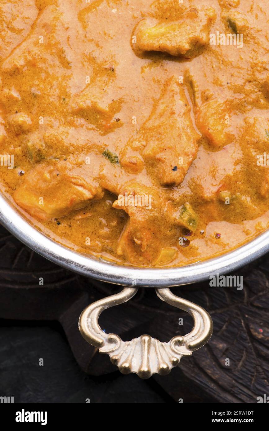 Una deliziosa ciotola di pollo cremoso tikka masala Foto Stock