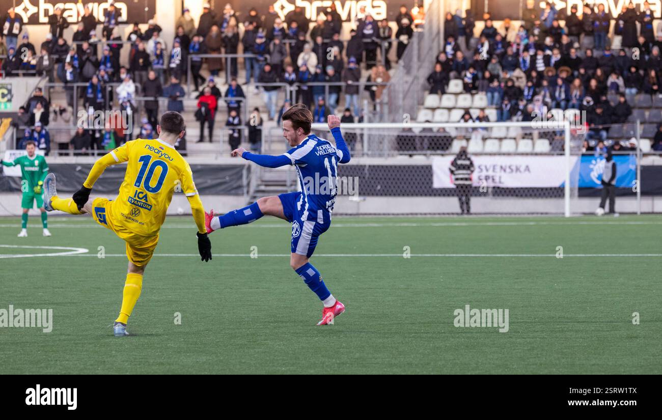 Gothenburg, Svezia. 16 febbraio 2025. Liridon Kalludra in un tentativo fallito di bloccare il passaggio da Tobias Heintz in una situazione durante la seconda metà del match tra IFK Gothenburg e IK Oddevold alla Bravida Arena. Crediti: Per Ljung/Alamy Live News Foto Stock