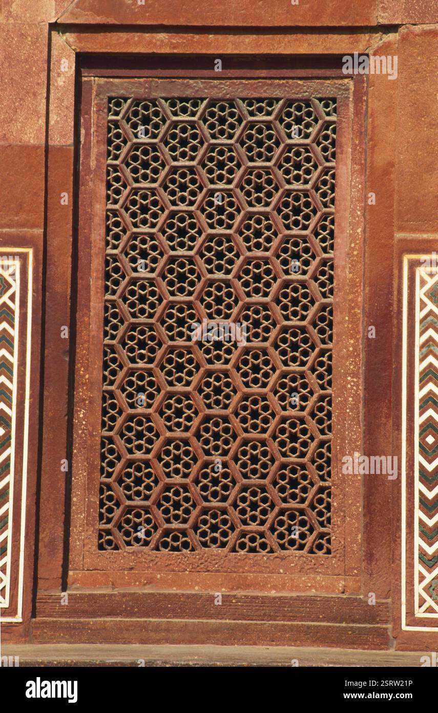 Pietra di sabbia rossa riccamente scolpita jali all'ingresso di Taj Mahal, Agra, Uttar Pradesh, India, Asia Foto Stock