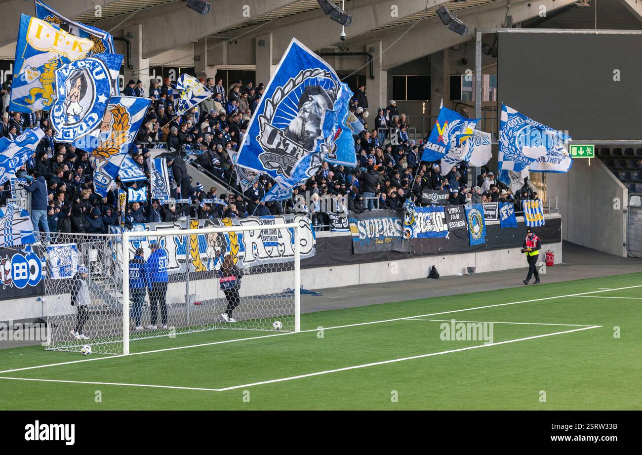 Gothenburg, Svezia. 16 febbraio 2025. Tifosi dell'IFK Gothenburg prima del calcio d'inizio nella partita tra l'IFK Gothenburg e l'IK Oddevold alla Bravida Arena. Crediti: Per Ljung/Alamy Live News Foto Stock