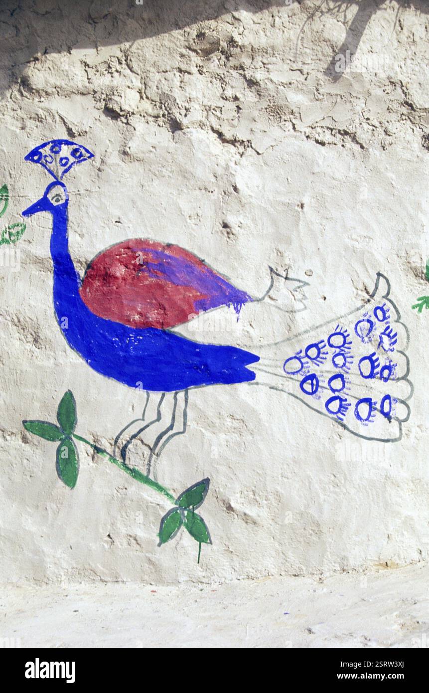 Pittura di pavone su capanne kuba alla fiera Tarnetar, Ahmedabad, Gujarat, India, Asia Foto Stock